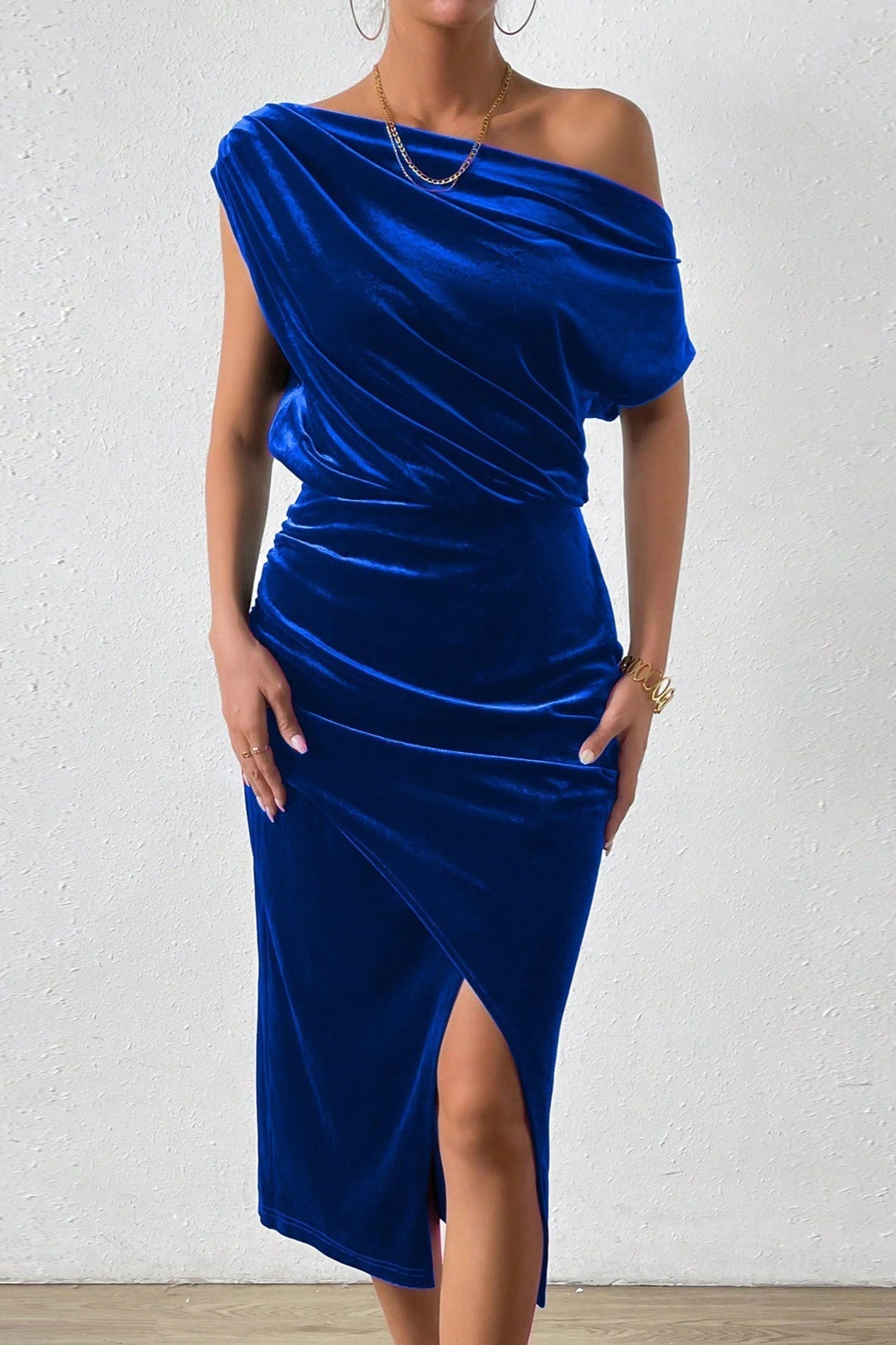 Vestido de cóctel ajustado con hombros descubiertos
