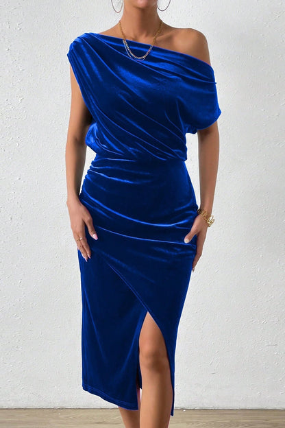 Vestido de cóctel ajustado con hombros descubiertos