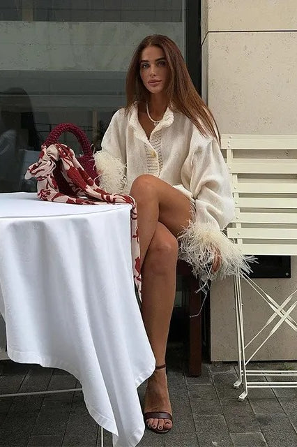 Cárdigan elegante con ribete de plumas