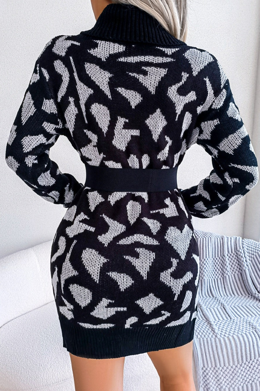 Vestido de cuello alto con estampado de leopardo