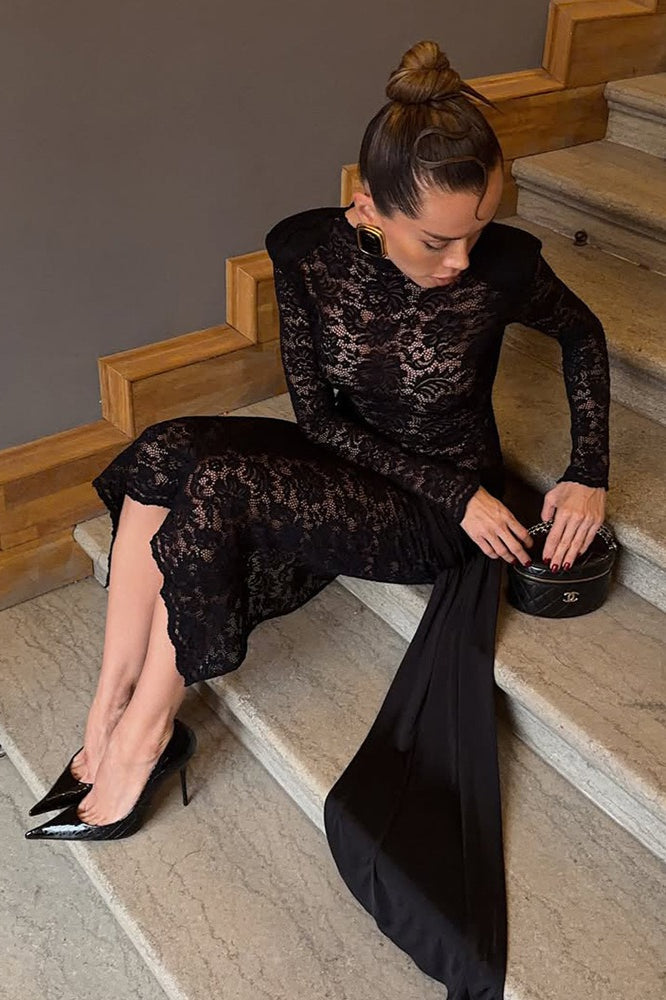 Vestido largo elegante con faja calada de encaje floral