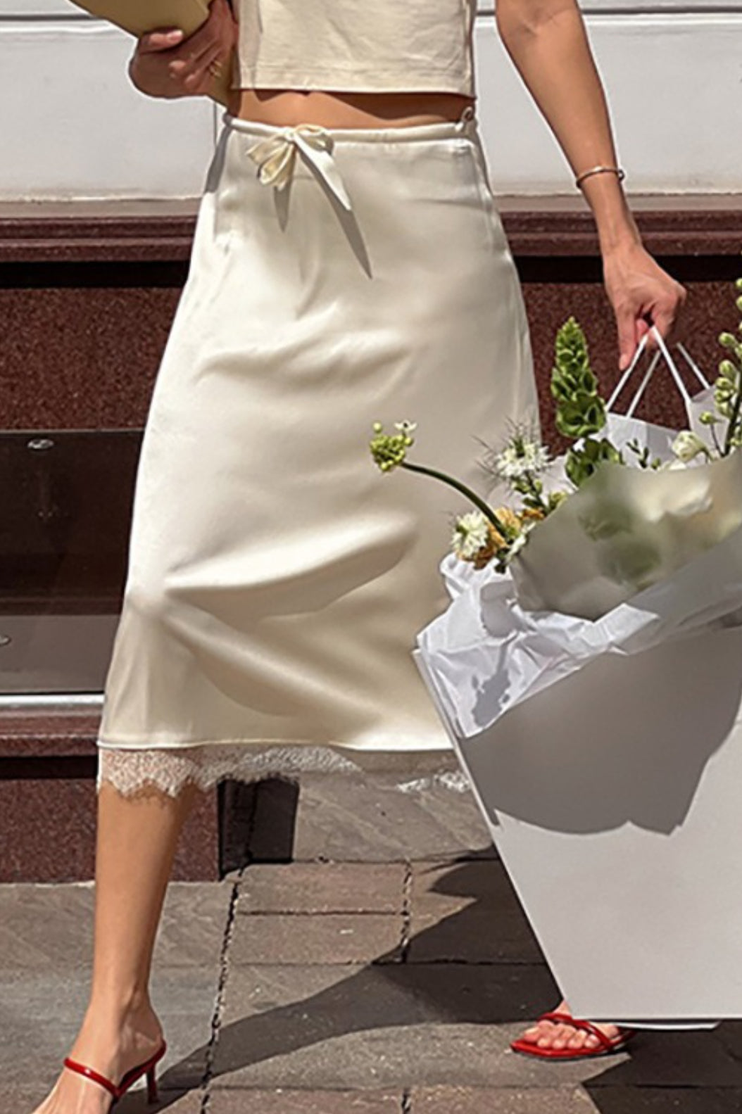 Falda midi elegante con ribete de encaje y lazo en la cintura