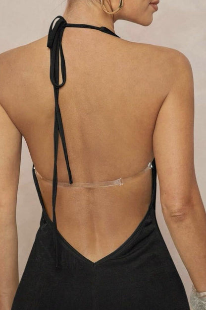 Vestido maxi sin espalda con cuello halter en V profundo y fruncido con adornos metálicos