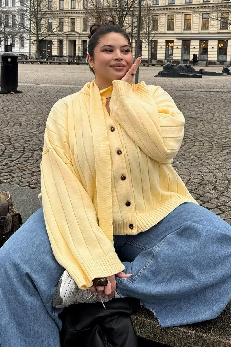 Cárdigan de punto amarillo con cuello redondo y canalé