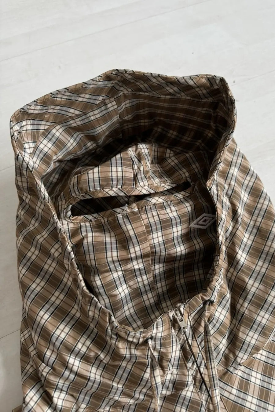 Sudadera con capucha de cuadros escoceses vintage y media tapeta con máscara