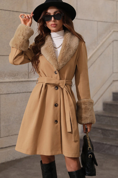Gabardina midi con cinturón y cuello de piel