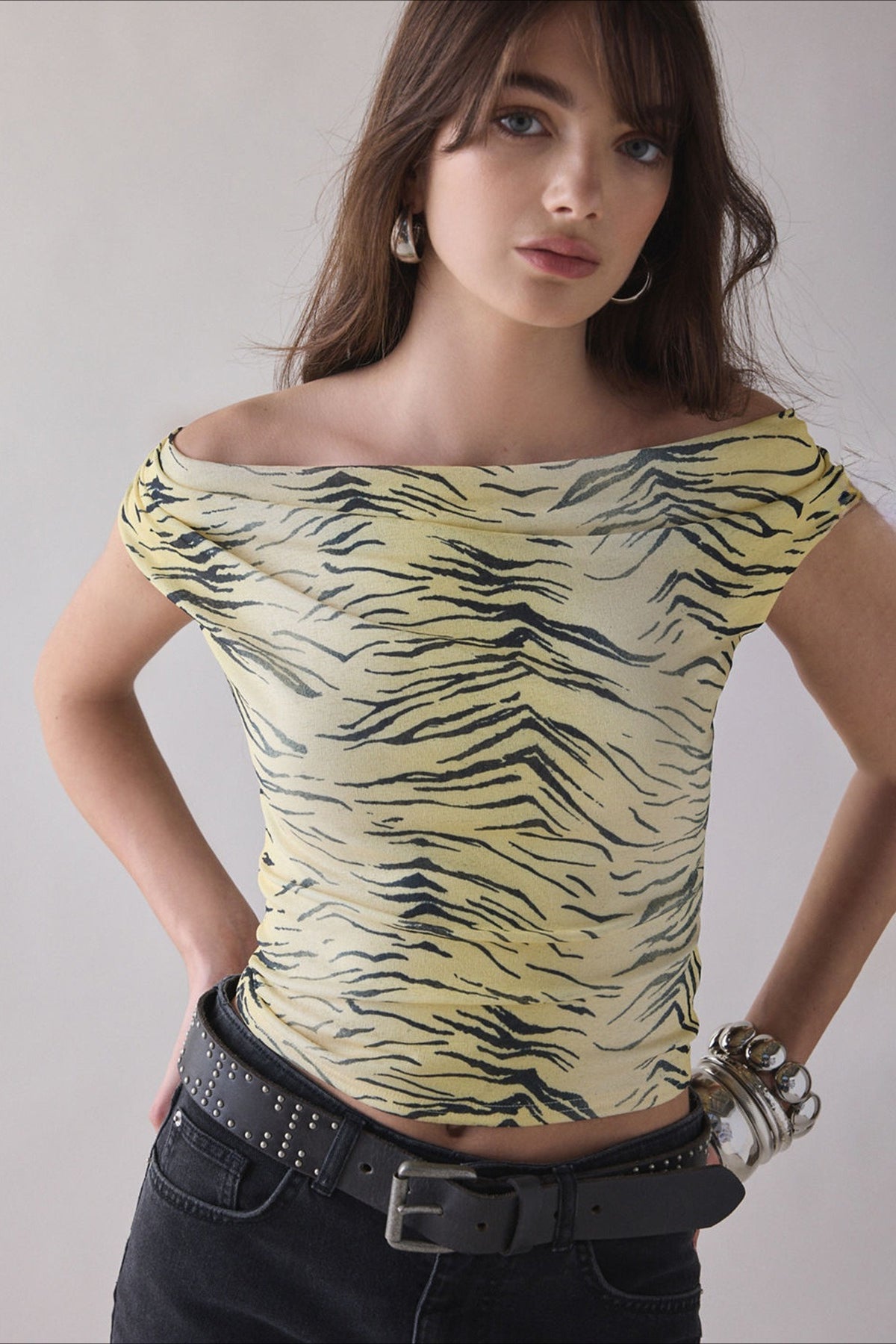 Camiseta corta fruncida con estampado de un solo hombro