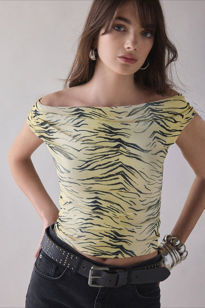 Camiseta corta fruncida con estampado de un solo hombro