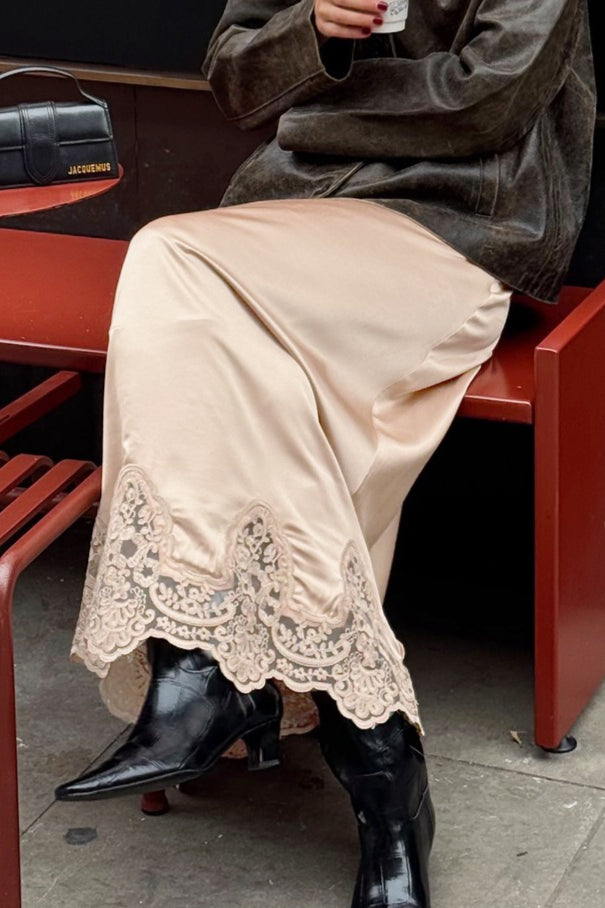 Elegante falda evasé con ribete de encaje