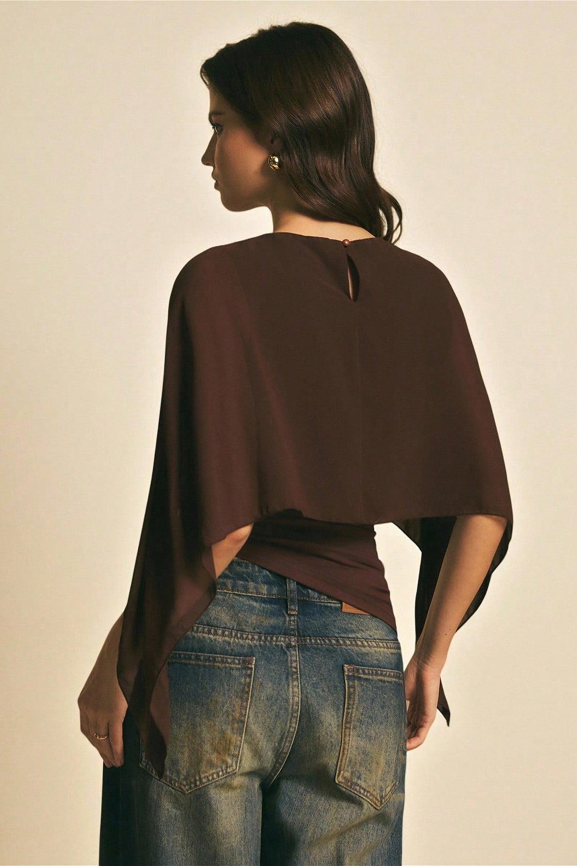 Blusa de gasa con mangas de capa y dobladillo irregular