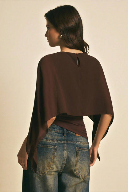 Blusa de gasa con mangas de capa y dobladillo irregular