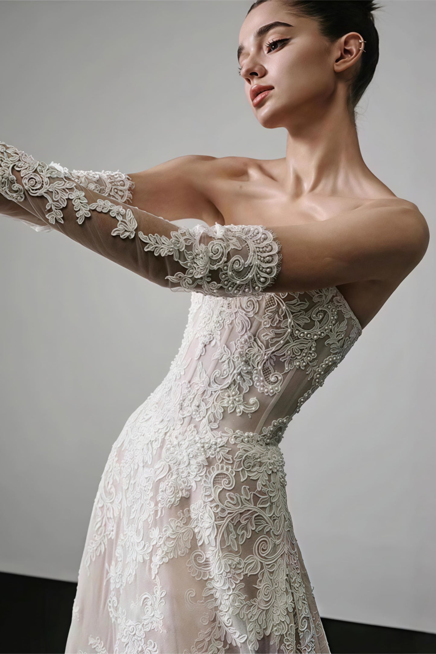 Vestido de recepción con estampado floral, sin tirantes y con encaje vintage