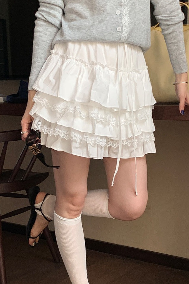 Minifalda blanca con volantes escalonados de talle alto y corte en A