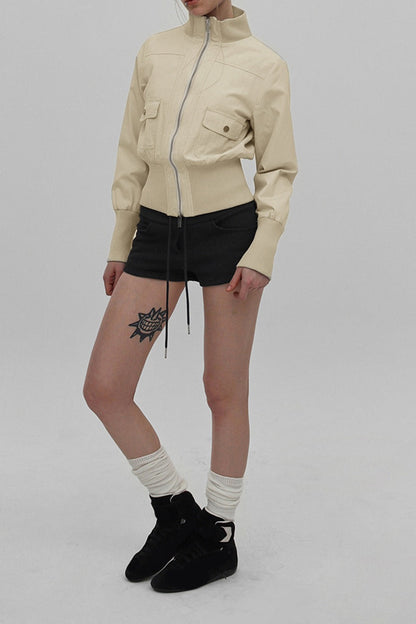 Chaqueta con cuello alto y cinturón estilo utilitario