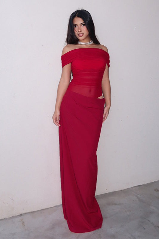 Vestido largo con hombros descubiertos, paneles de tul fruncido y aberturas