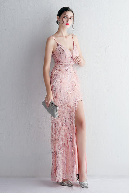Vestido de noche ajustado con intrincados abalorios