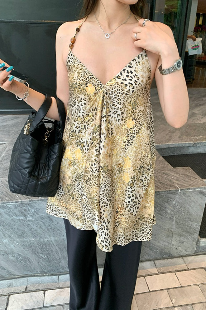 Camiseta de chifón con cuello de pico, estampado de leopardo y abalorios
