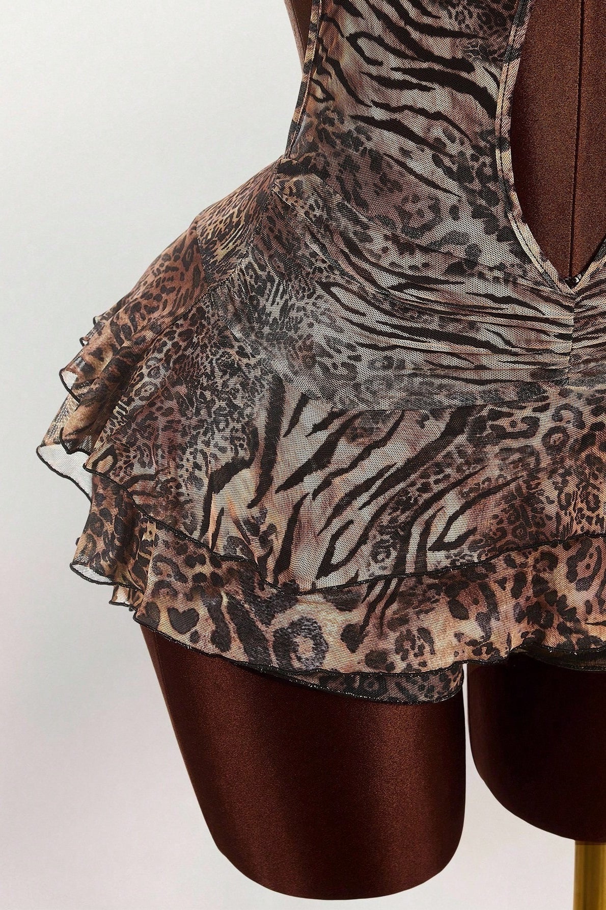 Minivestido sexy con estampado de leopardo, cuello halter y volantes escalonados