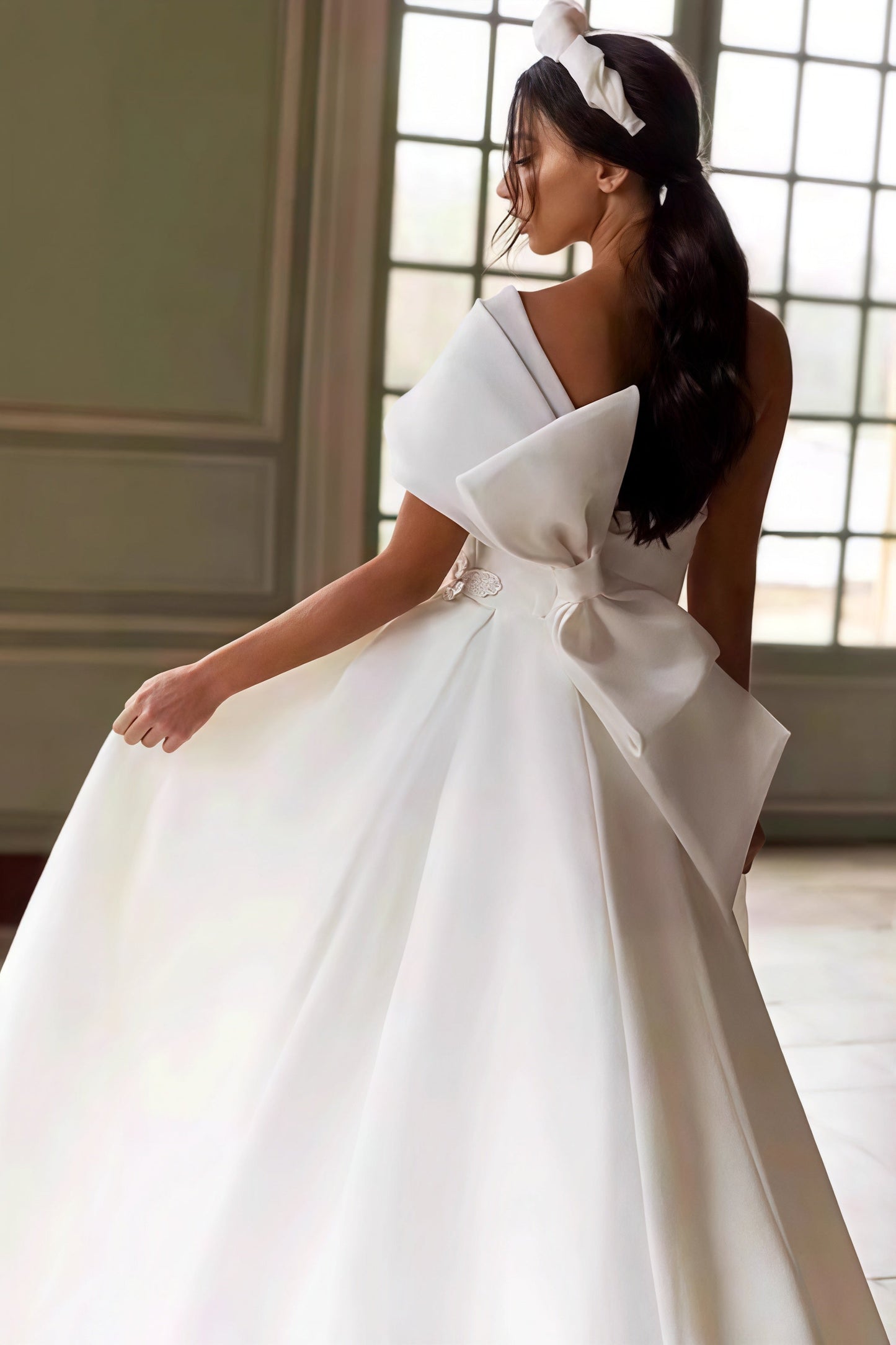 Vestido de novia elegante con un solo hombro asimétrico