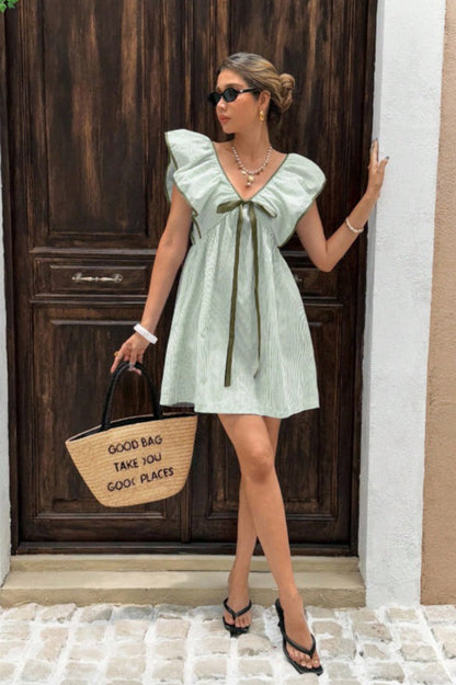 Minivestido con cuello en V a rayas y volantes en las mangas
