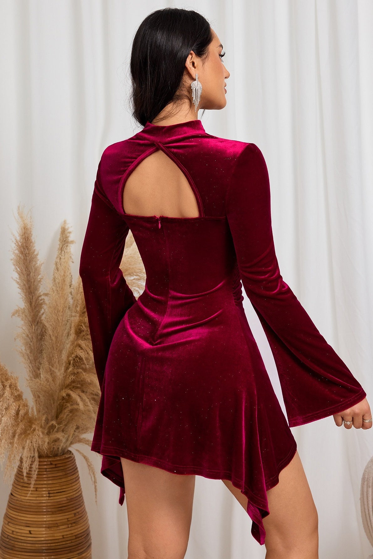 Minivestido Asimétrico con Fruncido de Seda Brillante y Cuello Halter