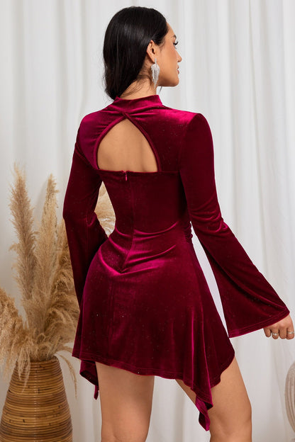 Minivestido Asimétrico con Fruncido de Seda Brillante y Cuello Halter