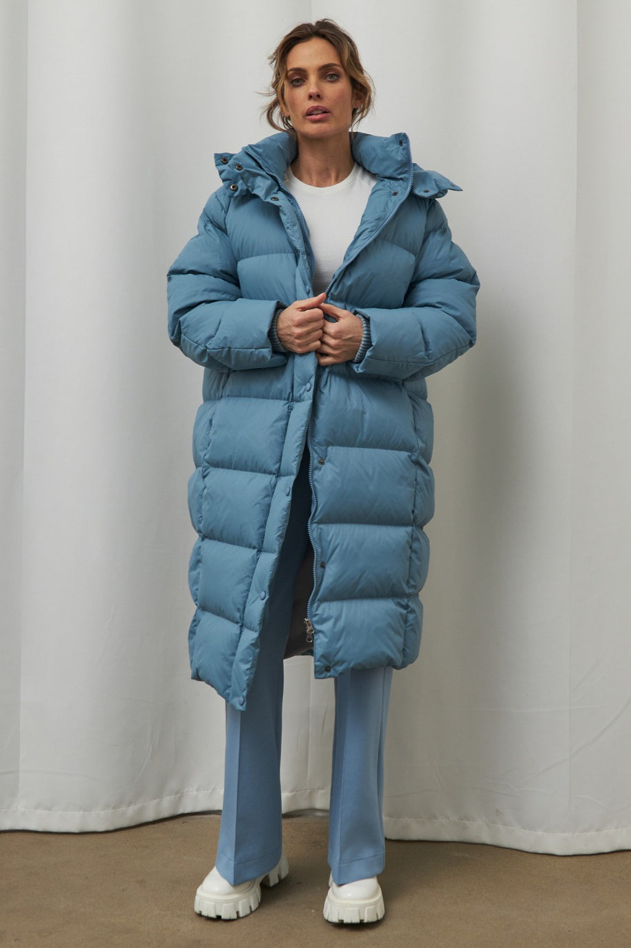 Chaqueta plumas extralarga con capucha