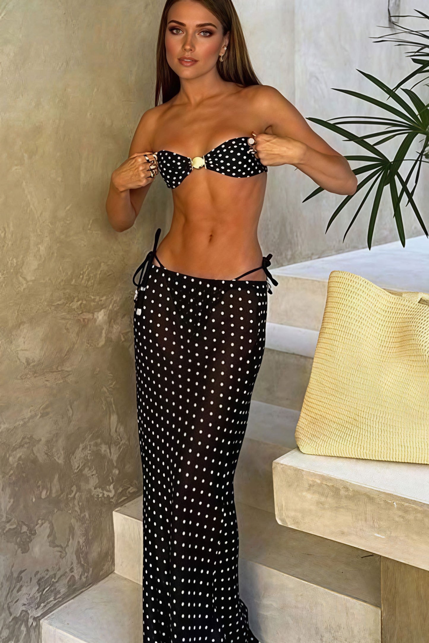 Conjunto de baño de tres piezas con falda de malla y lunares sexy