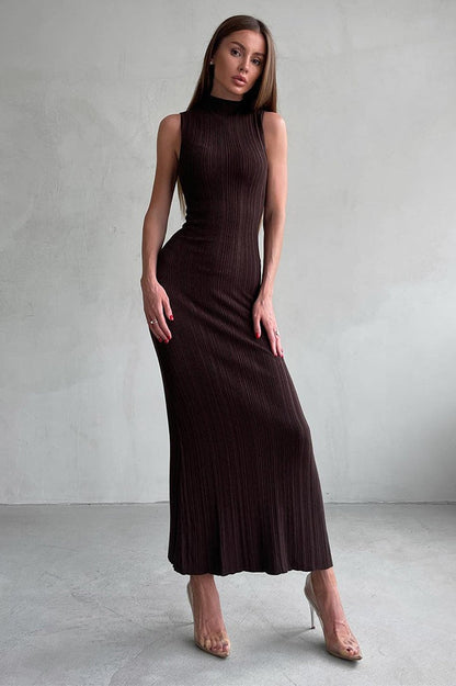 Vestido de suéter de punto de cuello alto sin mangas