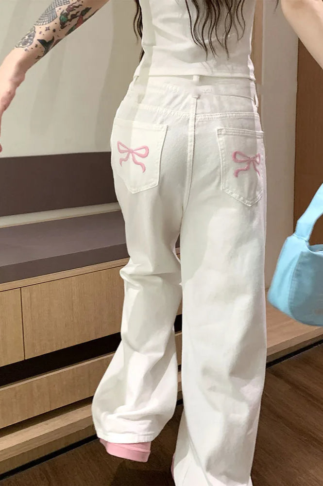 Vaqueros anchos con lazo rosa bordado