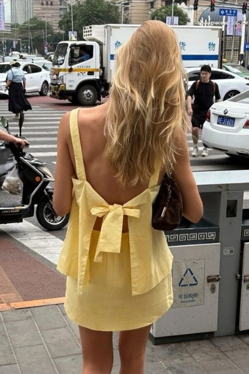 Conjunto de dos piezas con top corto sin hombros y lazo en la espalda