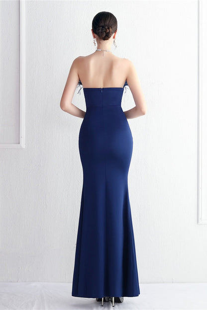 Vestido de fiesta elegante sin tirantes con ribete de plumas