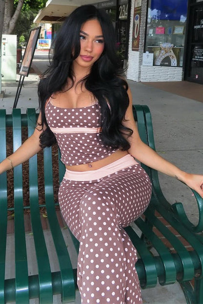 Contraste de lunares, sexy top corto y pantalones de dos piezas