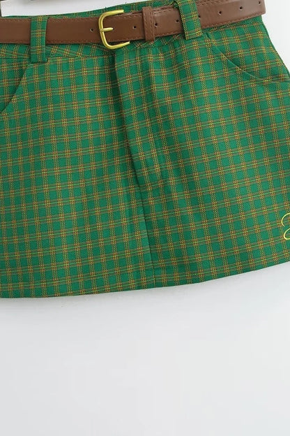 Falda a cuadros de talle bajo con bordado de letras