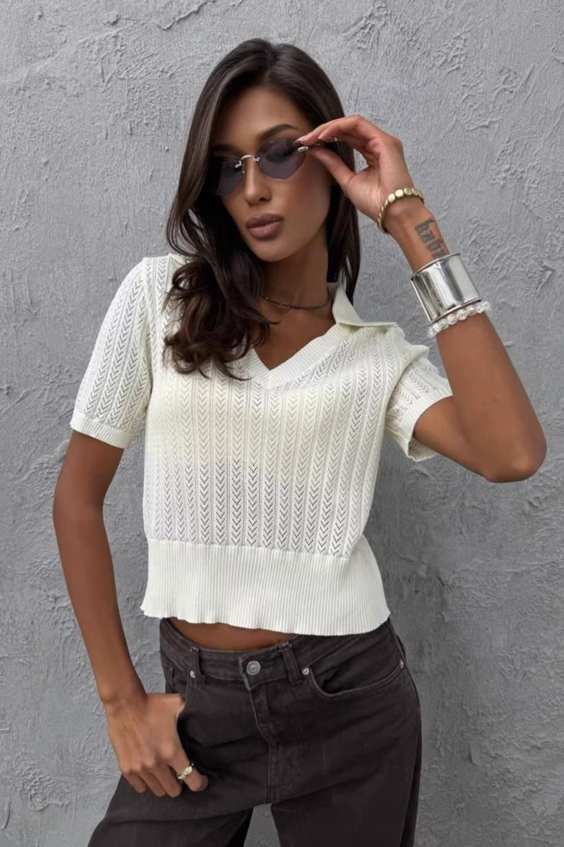 Camiseta corta de punto con cuello de pico sólido minimalista