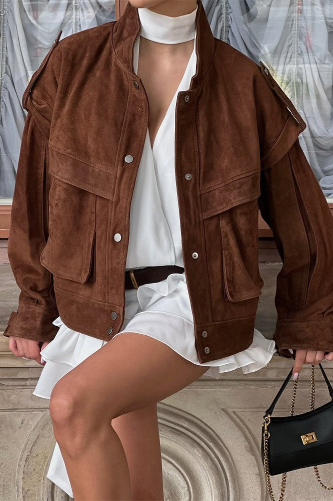 Chaqueta de gamuza con hombros anchos y bolsillos