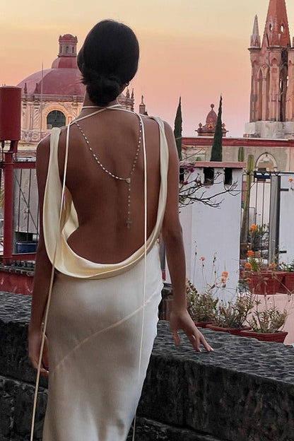 Vestido Formal de Satén con Cuello Drapeado y Espalda Descubierta