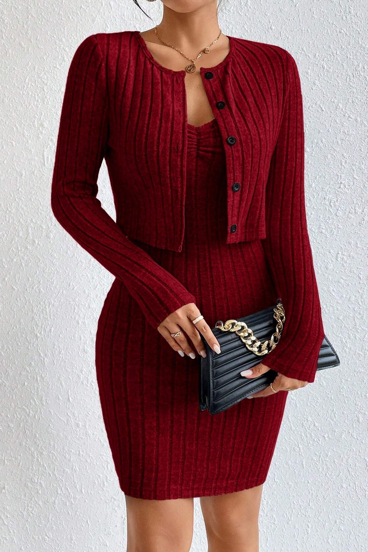 Elegante conjunto de dos piezas: cárdigan corto y vestido ceñido.