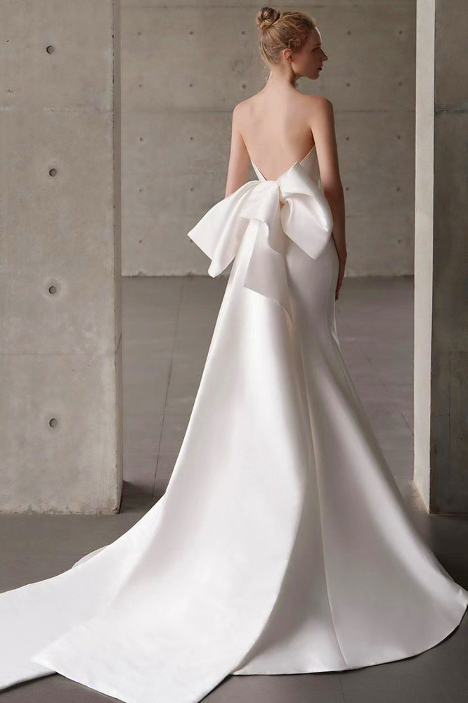 Vestido de novia de raso con escote palabra de honor, cola y lazo