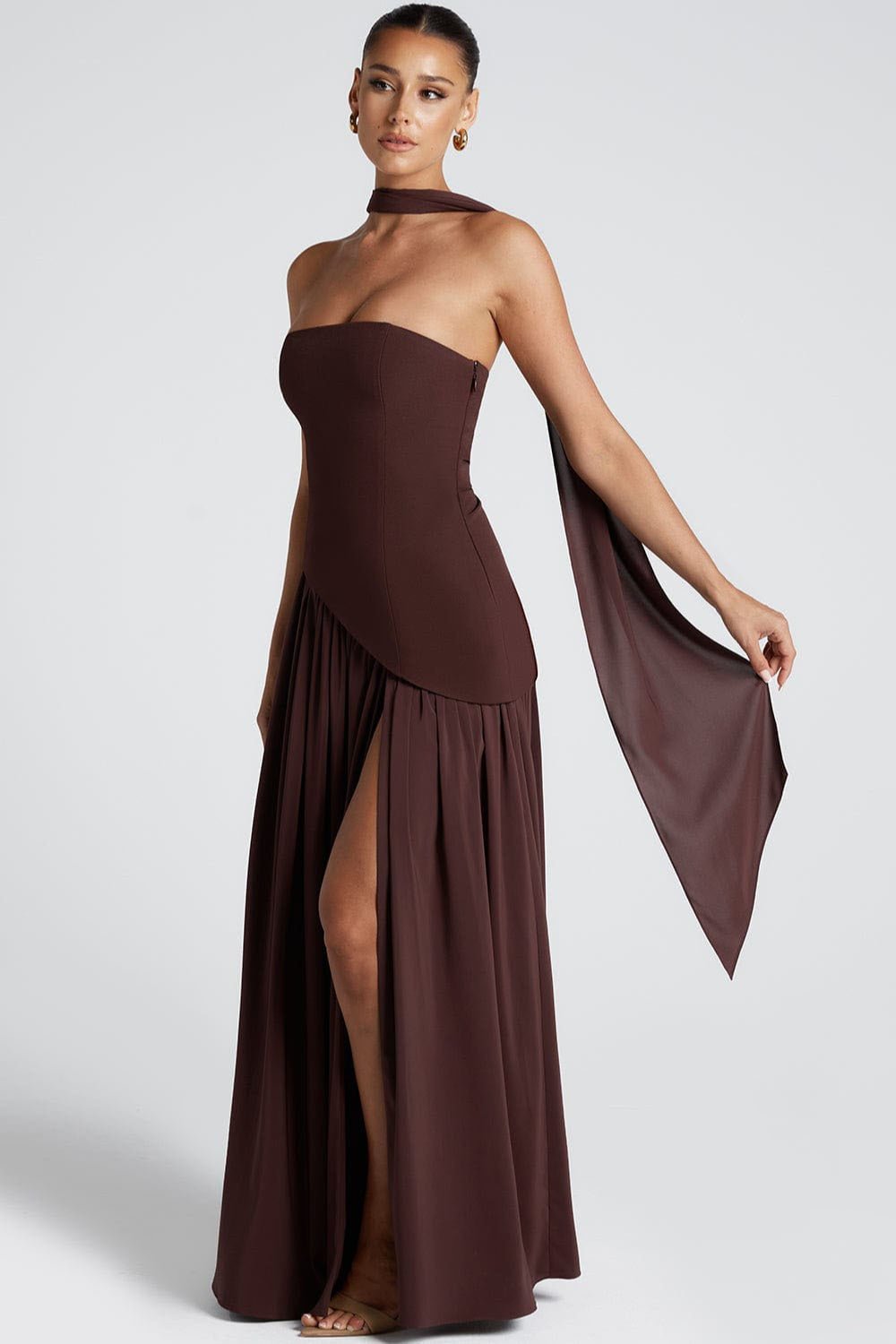Vestido formal estilo bustier fluido con bloques de color y nudo
