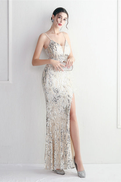 Vestido de noche ajustado con intrincados abalorios