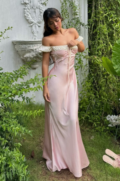 Vestido largo romántico de satén sin tirantes con lazada