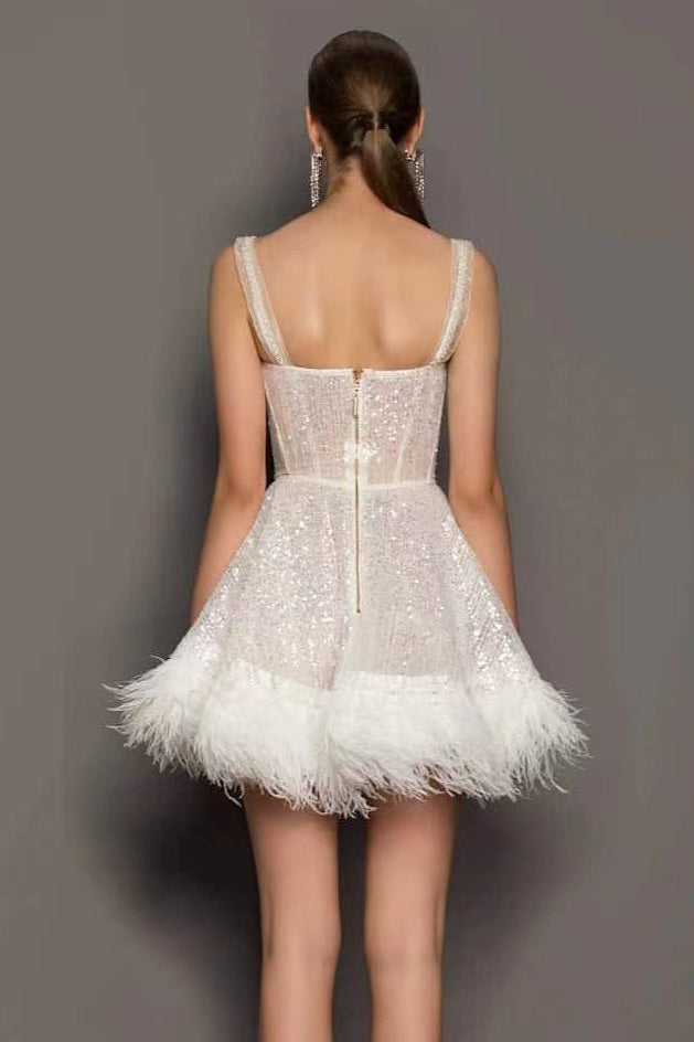 Vestido de fiesta sin tirantes con plumas y lentejuelas