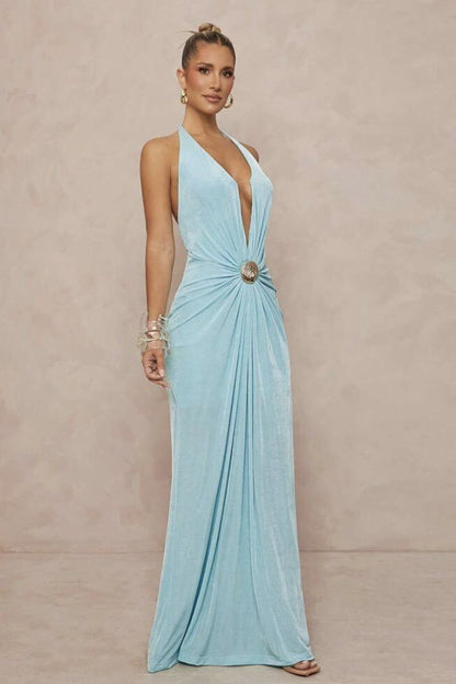Vestido maxi sin espalda con cuello halter en V profundo y fruncido con adornos metálicos