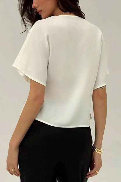 Blusa de manga corta con botones irregulares en la parte delantera