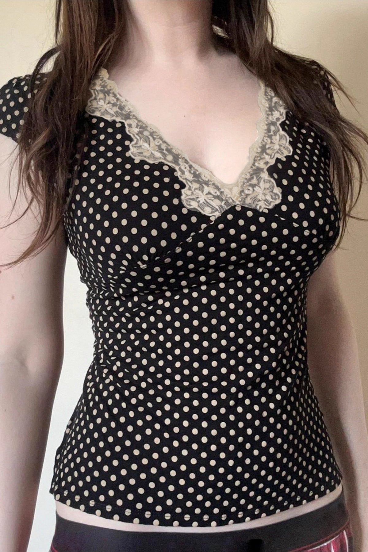Blusa de encaje con cuello en V profundo y lunares