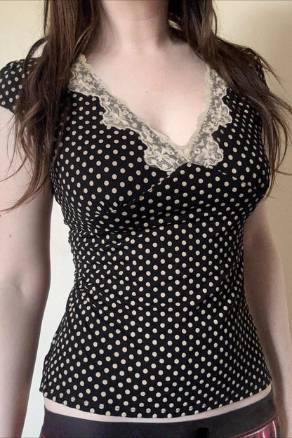 Blusa de encaje con cuello en V profundo y lunares