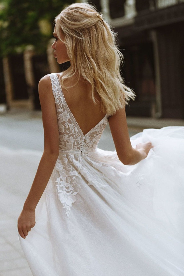 Vestido de Novia Minimalista con Encaje, Escote Pronunciado en V y Espalda Descubierta