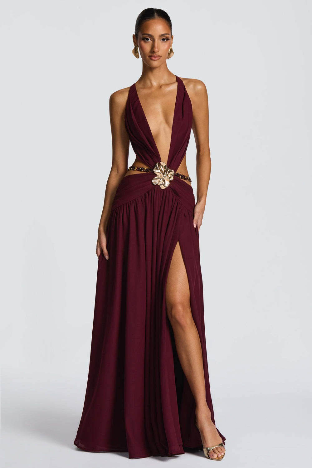 Vestido largo con cuello halter, escote pronunciado, espalda descubierta y abertura alta