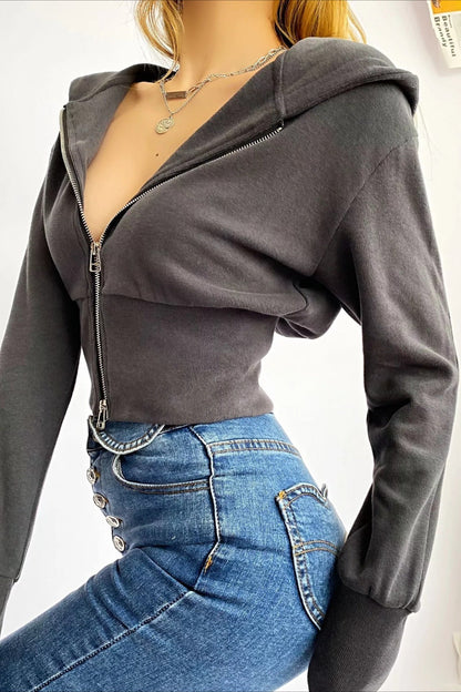 Sudadera con capucha corta, doble cremallera y corte ajustado